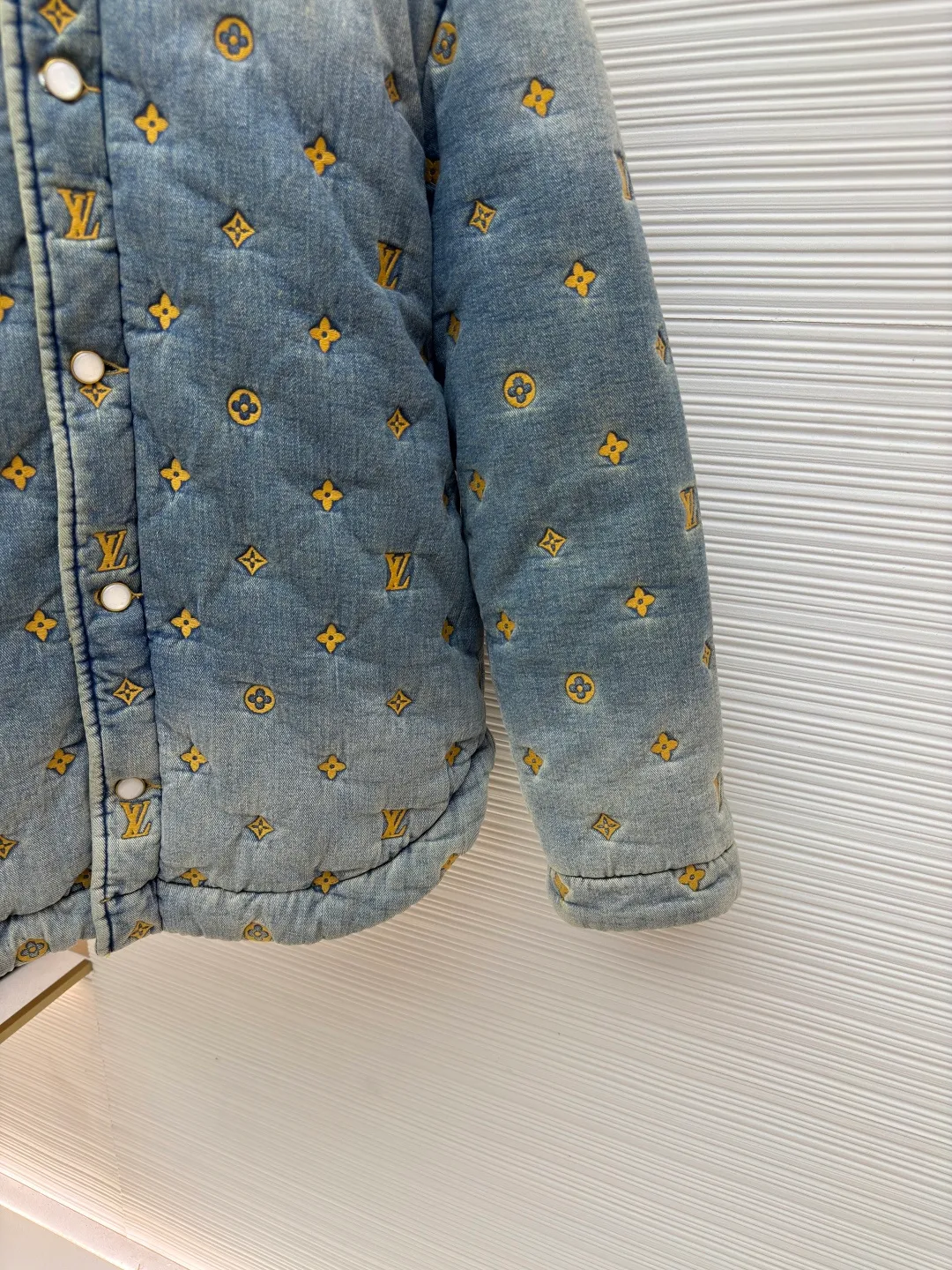 LOUIS VUITTON padded denim jacket-style shirt ●Authentic product: purchased and developed for 35999 ●Item number: 1680499-D10 ●Material: denim fabric ●Technology: washed production ●Version: fitted version ●Weight: about 1795 grams ●Size: 46-48-50-52 ●Description: This padded denim jacket-style shirt comes from the 2024 spring and summer show, decorated with a full-frame Monogram Quilted effect embroidery. The washed effect gives a soft and distressed look, adding a unique touch to winter outings. The overall wiring is straight and delicate, the fabric is comfortable and soft, and the color is consistent without color difference. It can be matched with the same style to create a fashionable look and control various occasions. Customized accessories, complete with three standards, same style for men and women!